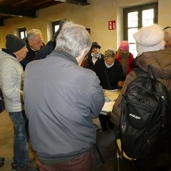 P1180439   Una collaboratrice presenta altri documenti.